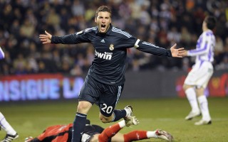 奥运乒乓史上唯一蝉联两届冠军的中国运动员是？蝉联两届奥运会乒乓球？