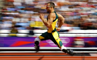 搞批发！皇马球星维尼修斯晒照亚历山大给他送了一堆个人签名鞋