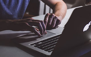 什么怪物！文班一个跳步飞起来左手超级高度隔扣相当炸裂！